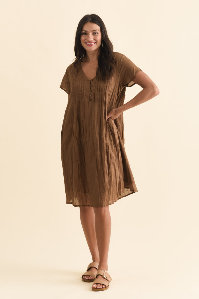 Sabina Mocha Crinkle Cotton Dress,Brunette model,alt text|model:Brontie