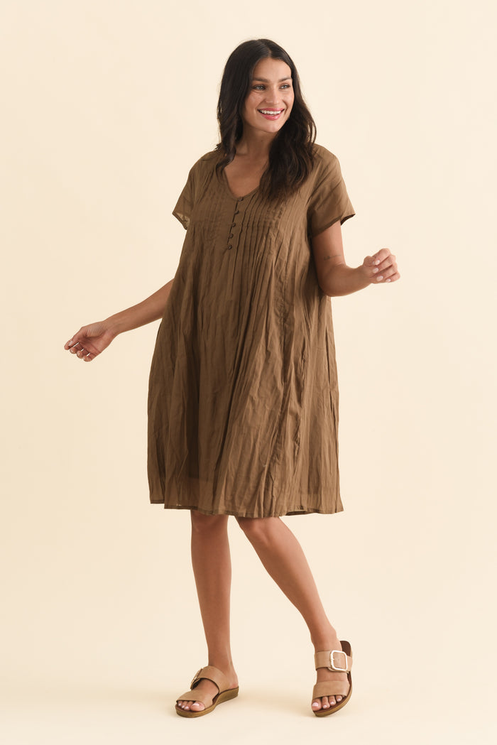 Sabina Mocha Crinkle Cotton Dress,Brunette model,alt text|model:Brontie