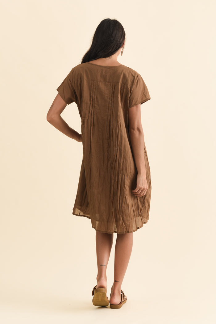 Sabina Mocha Crinkle Cotton Dress,Brunette model,alt text|model:Brontie