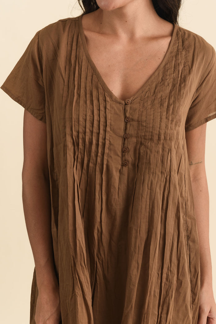 Sabina Mocha Crinkle Cotton Dress,Brunette model,alt text|model:Brontie