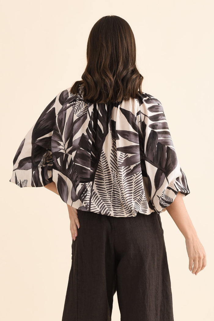 Season Grey Palm Top,Back,Brunette model,alt text|model:MJ