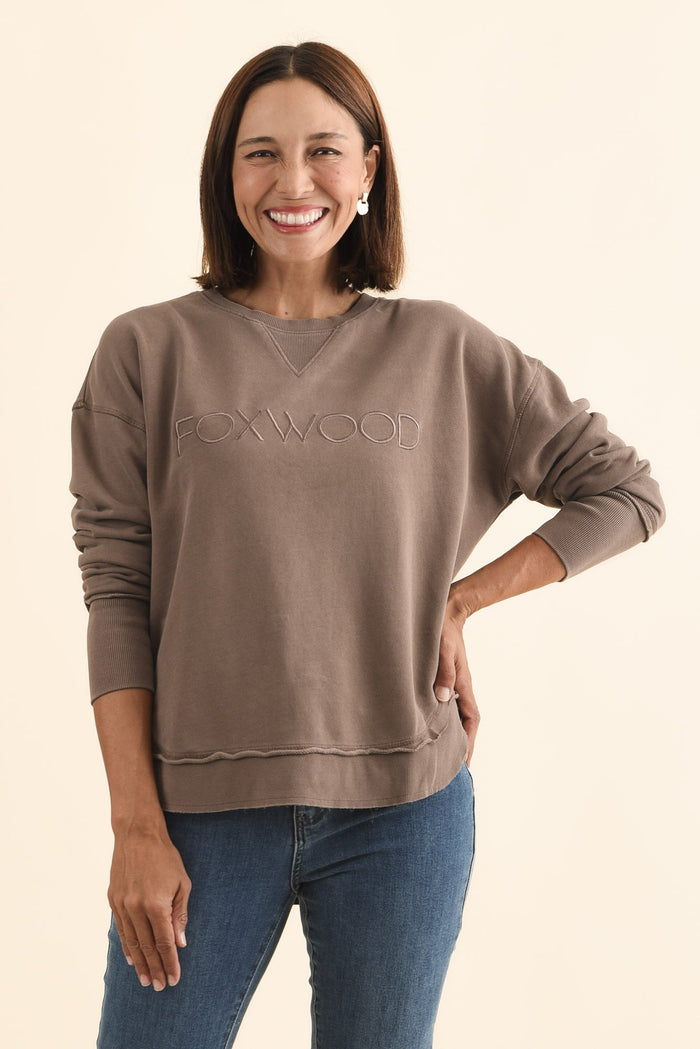 Simplified Brown Cotton Crewneck Sweatshirt,Brunette model,alt text|model:Cara