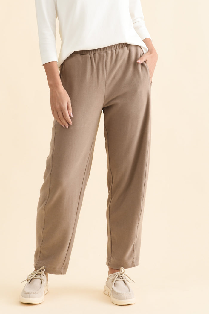 Souffle-Touch Beige Barrel Sweatpants,Brunette model,alt text|model:MJ