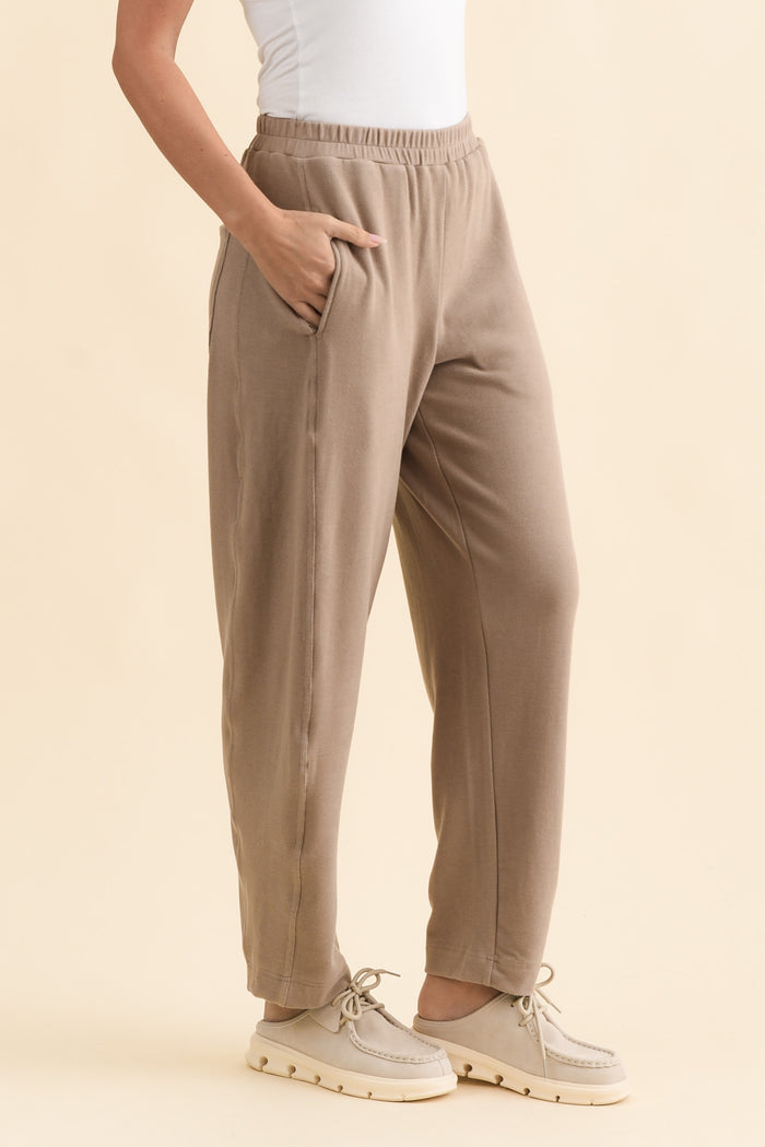 Souffle-Touch Beige Barrel Sweatpants,Brunette model,alt text|model:MJ