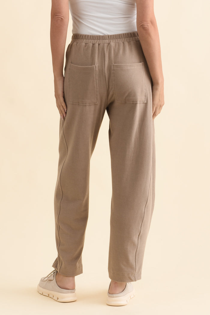 Souffle-Touch Beige Barrel Sweatpants,Brunette model,alt text|model:MJ