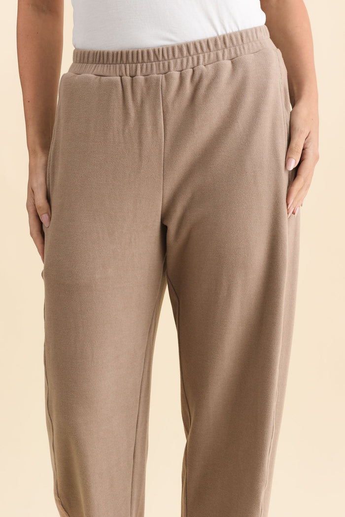 Souffle-Touch Beige Barrel Sweatpants,Brunette model,alt text|model:MJ