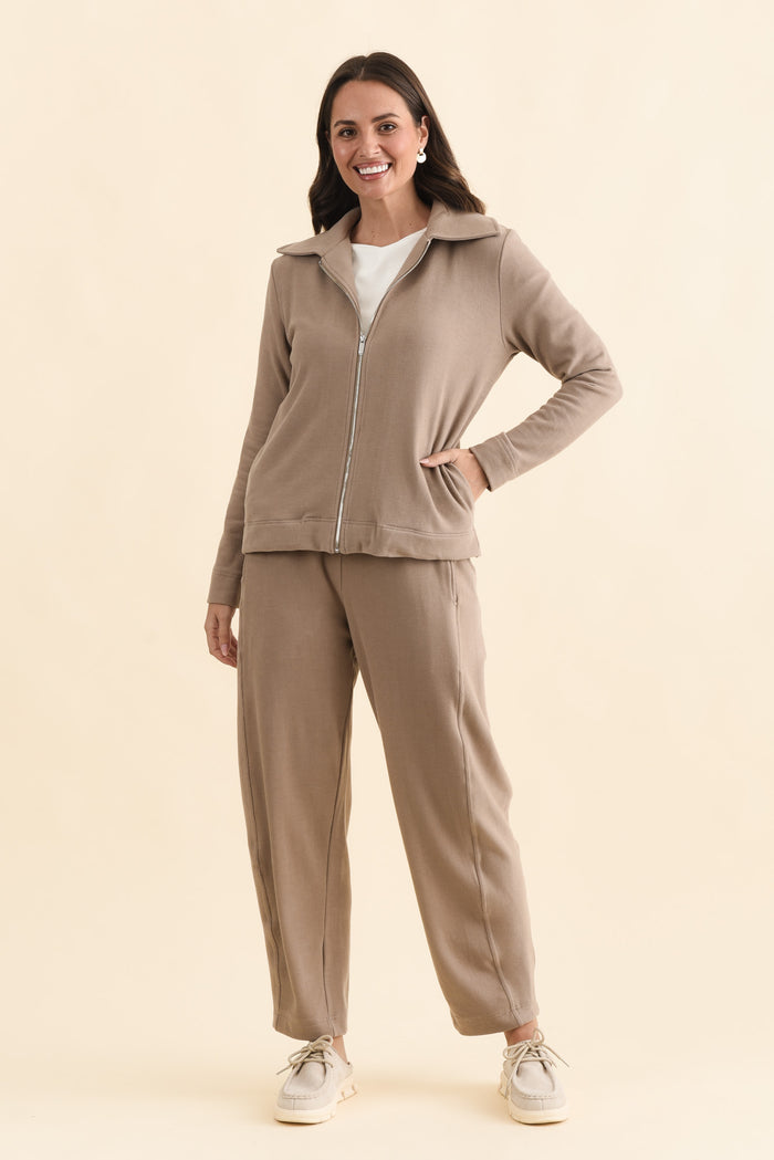 Souffle-Touch Beige Zip Jacket,Brunette model,alt text|model:MJ