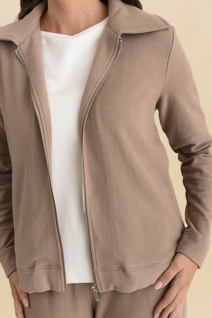 Souffle-Touch Beige Zip Jacket,Brunette model,alt text|model:MJ