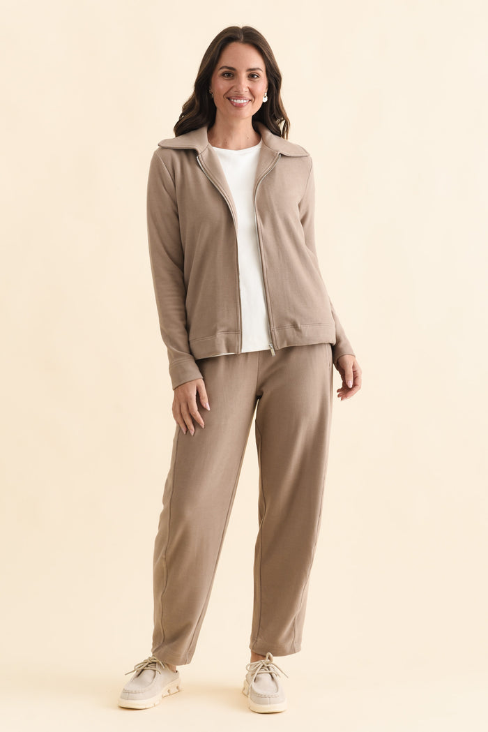 Souffle-Touch Beige Zip Jacket,Brunette model,alt text|model:MJ