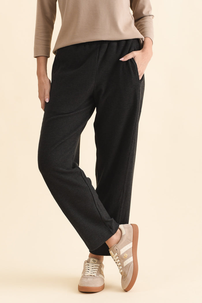 Souffle-Touch Charcoal Barrel Sweatpants,Brunette model,alt text|model:MJ