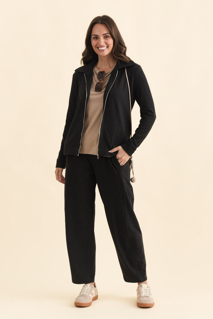 Souffle-Touch Charcoal Barrel Sweatpants,Brunette model,alt text|model:MJ