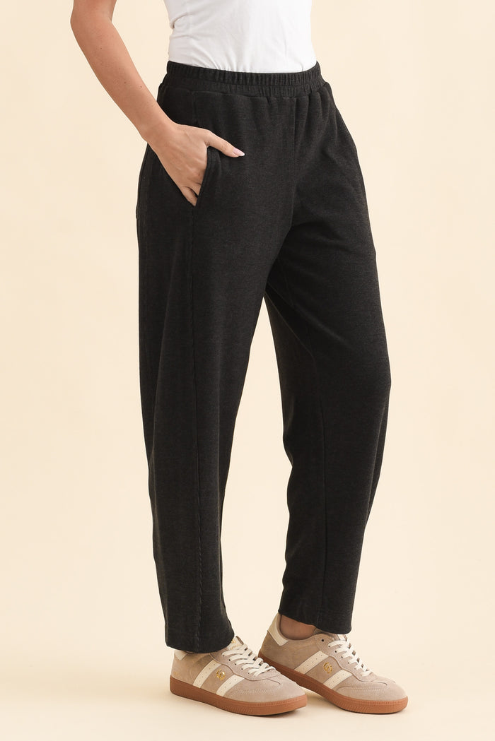Souffle-Touch Charcoal Barrel Sweatpants,Brunette model,alt text|model:MJ