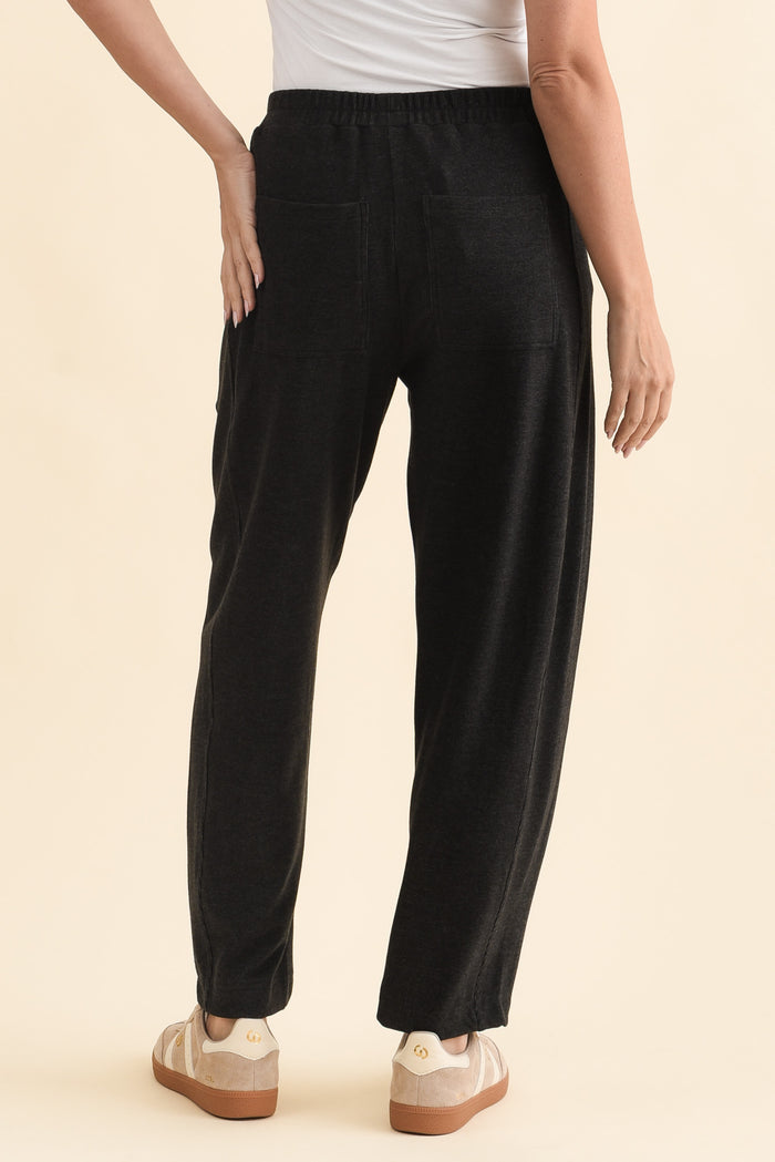Souffle-Touch Charcoal Barrel Sweatpants,Brunette model,alt text|model:MJ