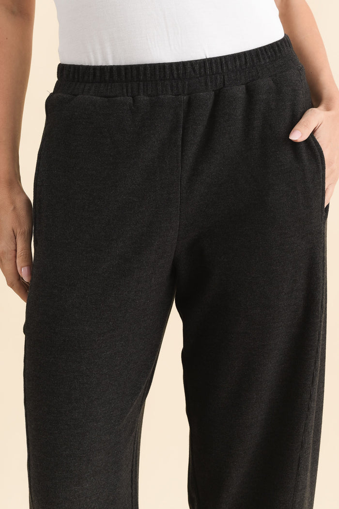 Souffle-Touch Charcoal Barrel Sweatpants,Brunette model,alt text|model:MJ