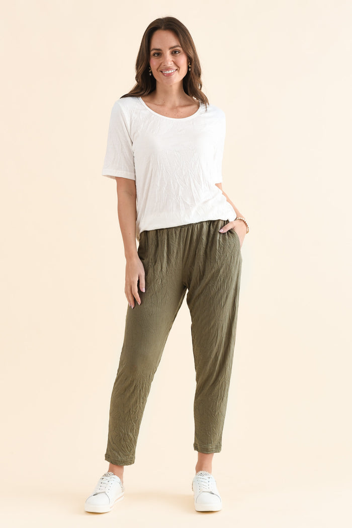 Travel No-Iron Khaki Cropped Pants,Full Body,Brunette model,alt text|model:MJ
