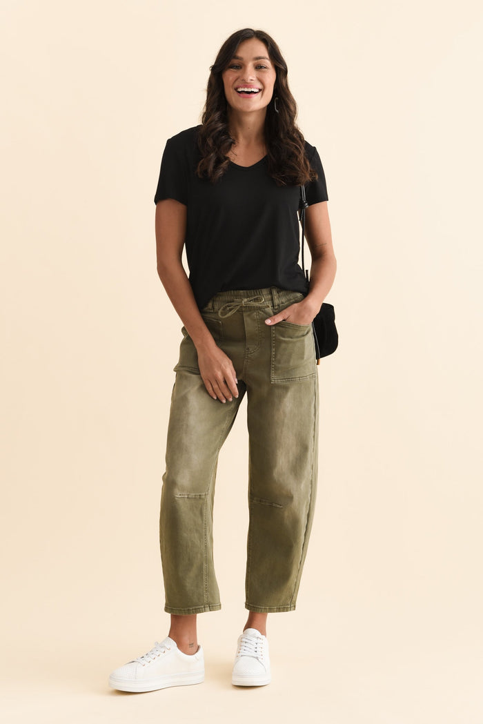 Veronica Black Bamboo Tee,Brunette model,alt text|model:Brontie