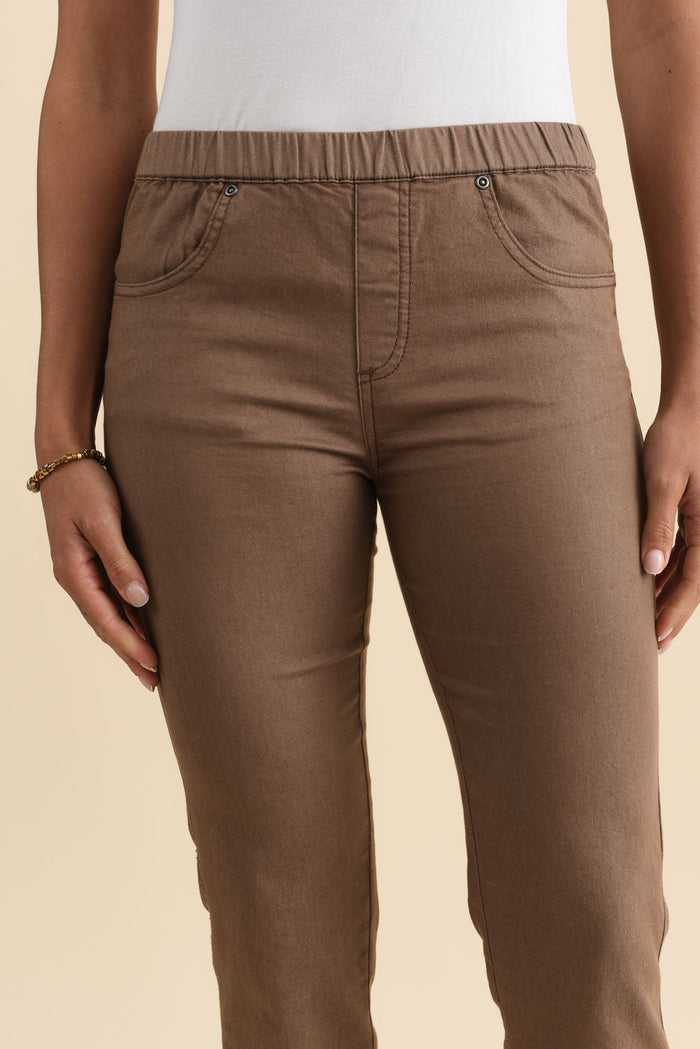 Winslet Mocha 7/8 Pants,Brunette model,alt text|model:Brontie