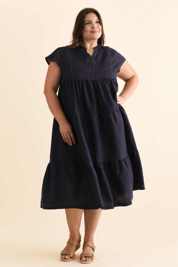 Yvette Navy Contrast Linen Blend Dress,Brunette model,plus-size,curve-dresses,plus-size-midi-dresses,plus-size-linen-dresses,plus-size-work-edit,plus-size-summer-dresses,alt text|model:Gabby